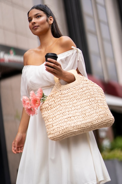 Foto gratuita bolso de mujer de ángulo bajo con flores.