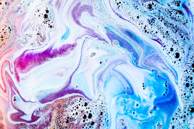 Bomba de baño de colores abstractos con burbujas y espuma