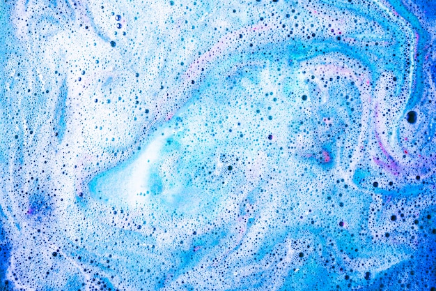 Bomba de baño de disolución azul y blanca en agua.