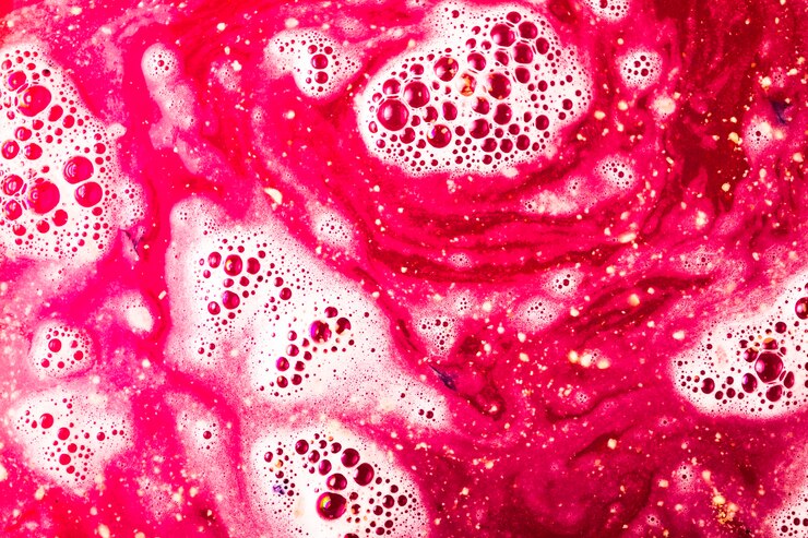 Foto gratuito bomba de baño roja disuelve superficie con burbujas.