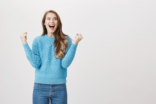 Bomba de puño de mujer satisfecha y cantando feliz