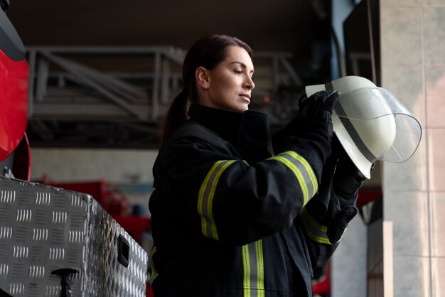 Bombero en casco de seguridad