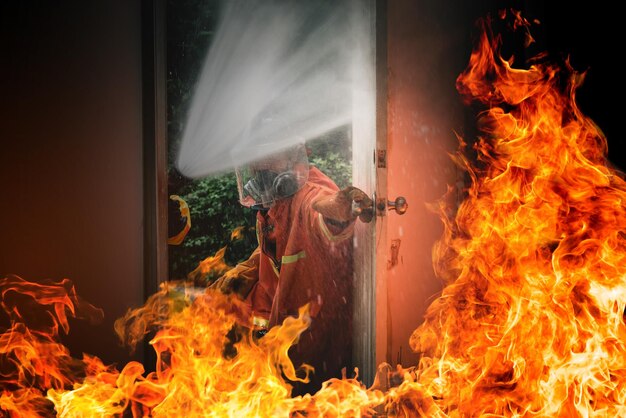 Bombero en entrenamiento de simulación de simulacro de incendio y evacuación de incendios para seguridad en condominio o fábrica