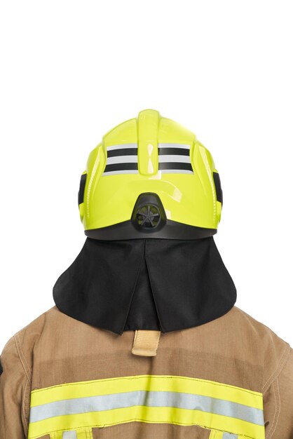 Bombero irreconocible con casco protector amarillo y uniforme en el estudio vista posterior de anónimo