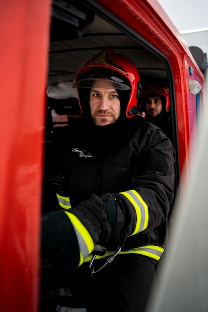 Bombero listo para su misión.