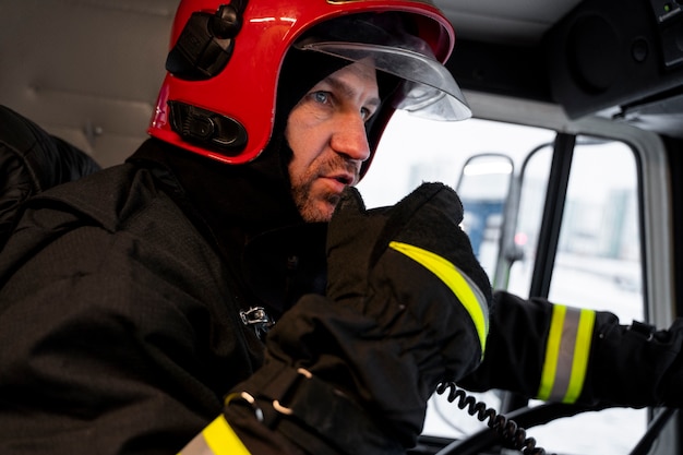 Bombero listo para su misión.