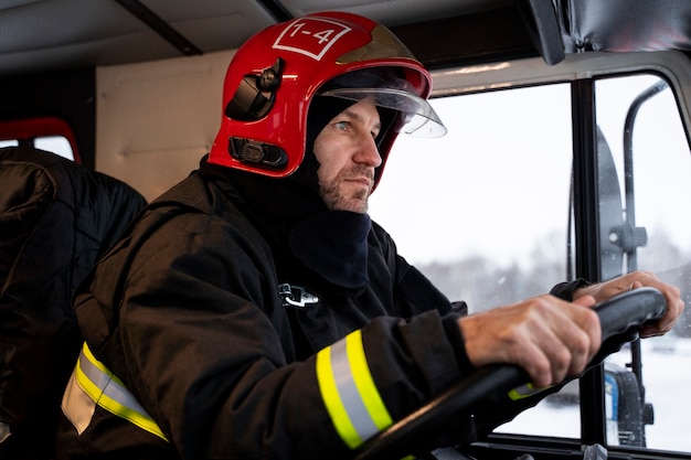 Bombero listo para su misión.