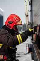 Foto gratuita bombero listo para su misión.