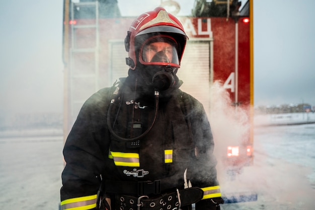 Foto gratuita bombero listo para su misión.