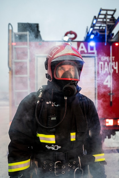 Foto gratuita bombero listo para su misión.
