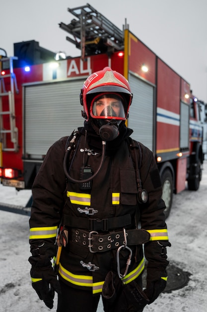 Bombero listo para su misión.