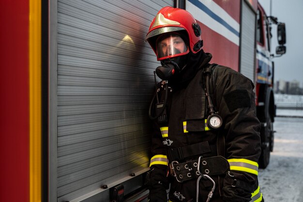 Bombero listo para su misión.