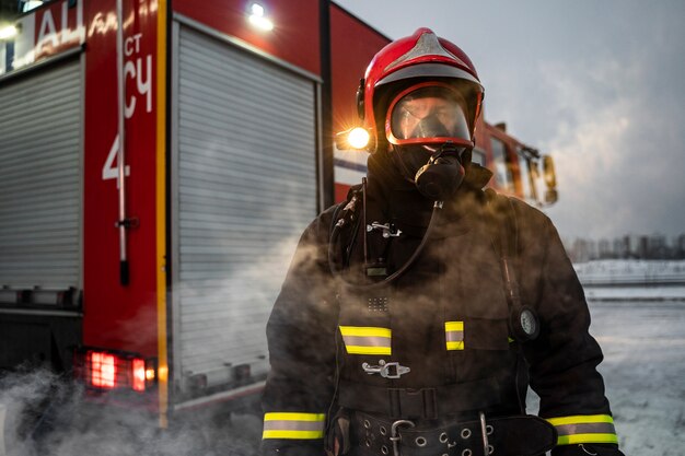 Bombero listo para su misión.