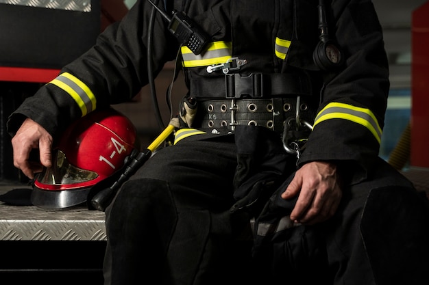 Foto gratuita bombero listo para su misión.