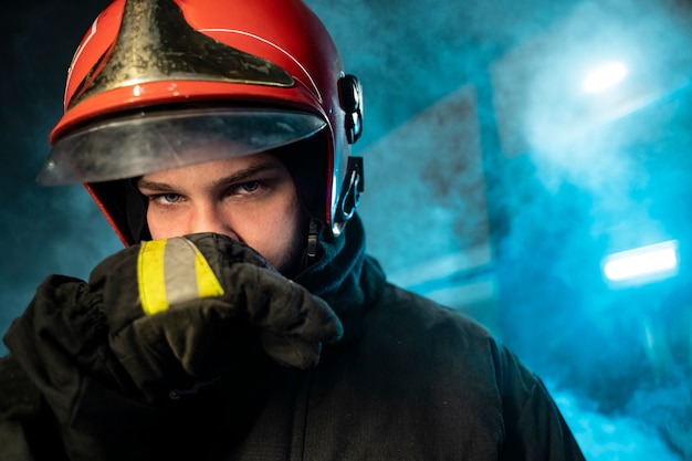 Foto gratuita bombero listo para su misión.