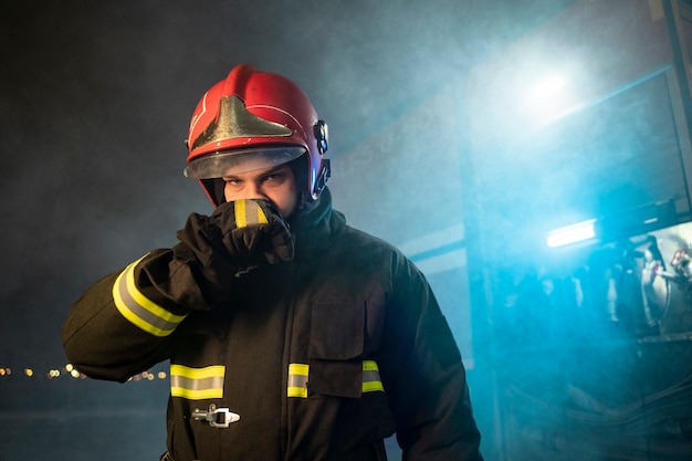 Foto gratuita bombero listo para su misión.