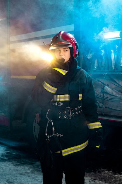 Foto gratuita bombero listo para su misión.