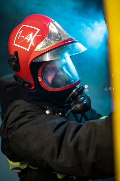 Foto gratuita bombero listo para su misión.