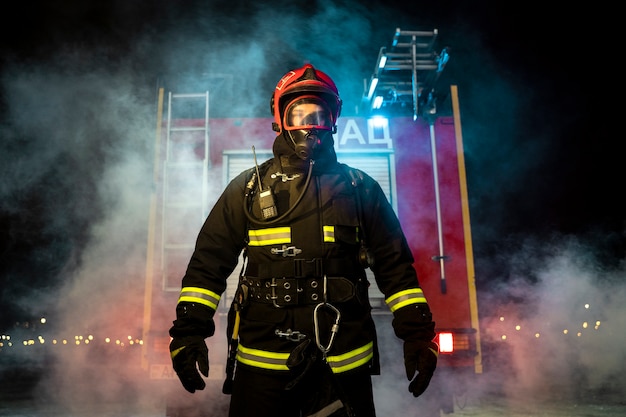 Bombero listo para su misión.