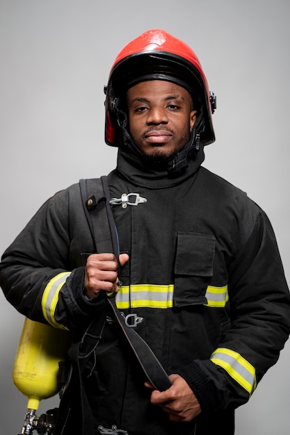 Bombero listo para su misión.