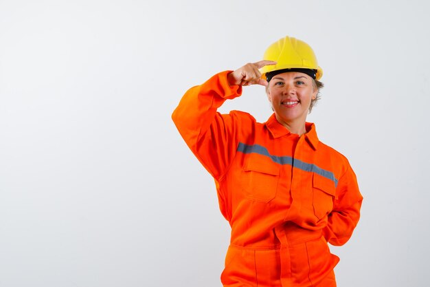 Foto gratuita bombero en su uniforme con un casco de seguridad