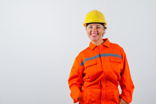 Foto gratuita bombero en su uniforme con un casco de seguridad