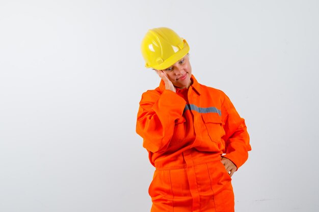 Bombero en su uniforme con un casco de seguridad