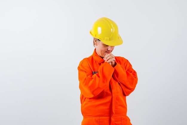 Bombero en su uniforme con un casco de seguridad