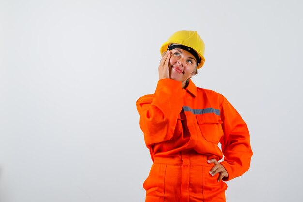 Bombero en su uniforme con un casco de seguridad