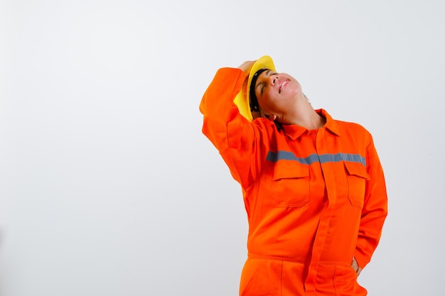 Foto gratuita bombero en su uniforme con un casco de seguridad