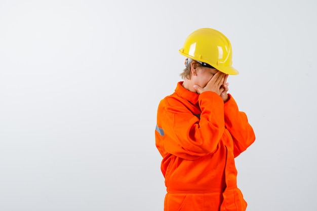 Bombero en su uniforme con un casco de seguridad