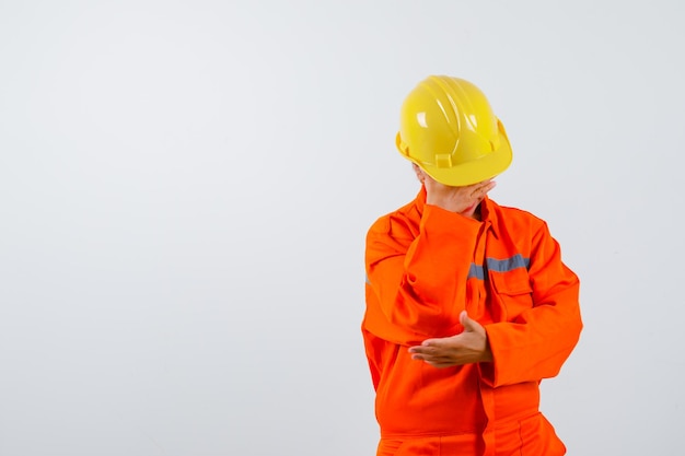 Bombero en su uniforme con un casco de seguridad