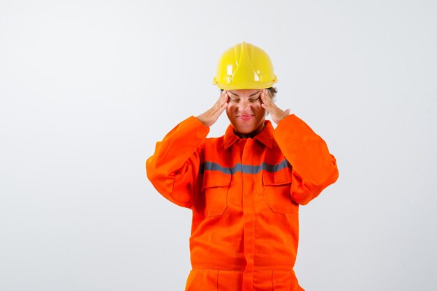 Bombero en su uniforme con un casco de seguridad