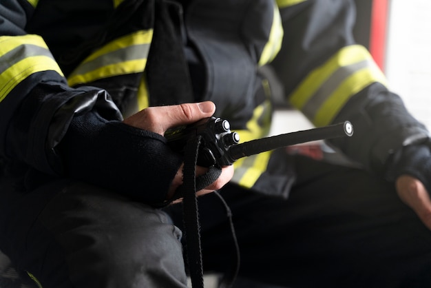 Foto gratuita bombero con traje de seguridad en la estación.