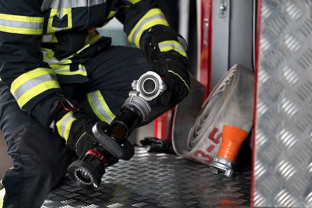 Bombero con traje de seguridad en la estación.