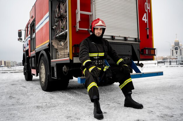 Bomberos listos para su misión.