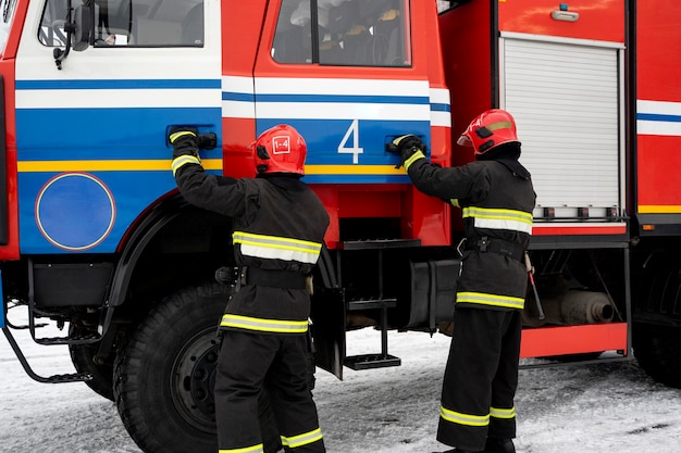 Bomberos listos para su misión.