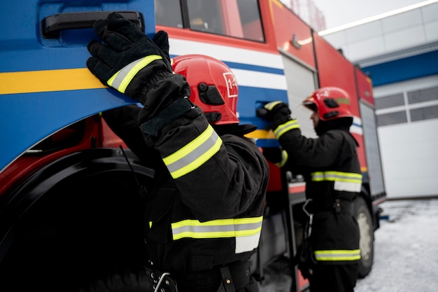 Bomberos listos para su misión.