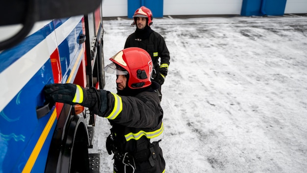 Bomberos listos para su misión.