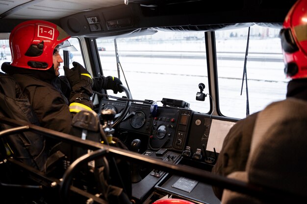 Bomberos listos para su misión.