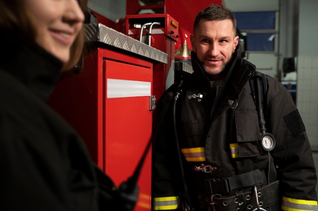 Foto gratuita bomberos listos para su misión.