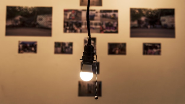 Una bombilla brillante colgando en una habitación