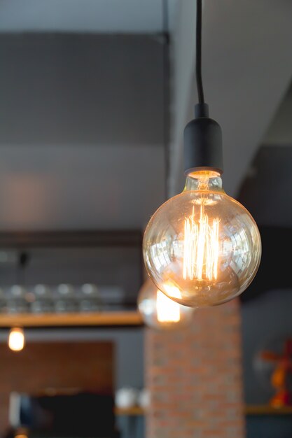 Bombilla grande encendida en un restaurante