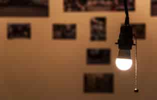 Foto gratuita una bombilla de luz brillante colgada en una habitación.