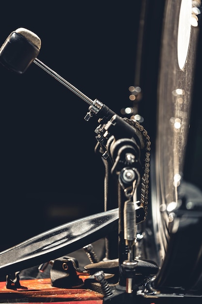 Foto gratuita bombo con instrumento musical de pedal sobre fondo negro