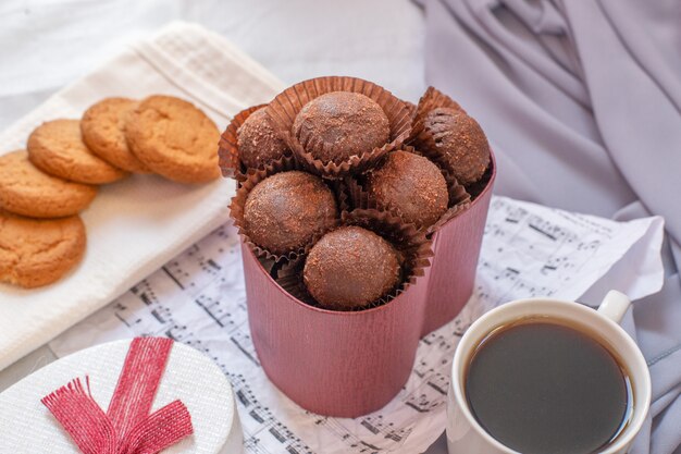 Bombones, galletas y una taza de café.