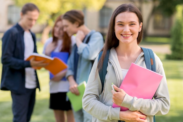 Bonita adolescente feliz de volver a la universidad