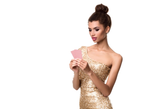 Bonita chica africana muestra dos cartas en el póquer del casino y gana a la mujer joven en el estudio sobre fondo blanco
