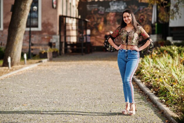 Bonita chica modelo latina de Ecuador usa jeans posados en la calle