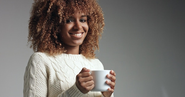 Bonita chica negra con cabello grande posando video siente concepto de temporada de frío congelado